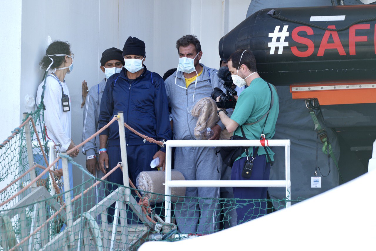 Galleria Attraccata nel terminal crociere di Bari la nave Geo Barents con 600 persone soccorse - Diapositiva 4 di 9