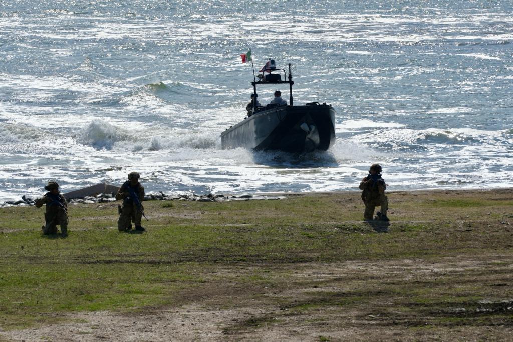 Galleria Michele Emiliano all’esercitazione militare “Leone Alato 23” a Cagnano Varano alla presenza del Presidente della Repubblica Mattarella e del ministro Crosetto - Diapositiva 10 di 22