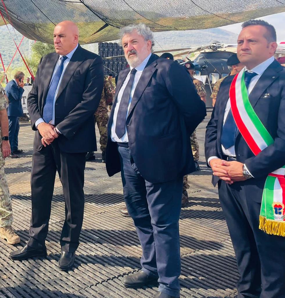 Galleria Michele Emiliano all’esercitazione militare “Leone Alato 23” a Cagnano Varano alla presenza del Presidente della Repubblica Mattarella e del ministro Crosetto - Diapositiva 19 di 22