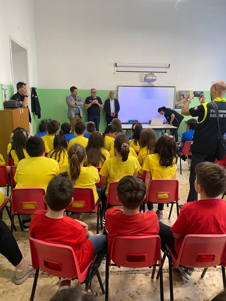 Galleria La Protezione Civile entra nelle scuole: incontro con alunni e docenti dell’istituto comprensivo “Armando Diaz” di Laterza - Diapositiva 7 di 7
