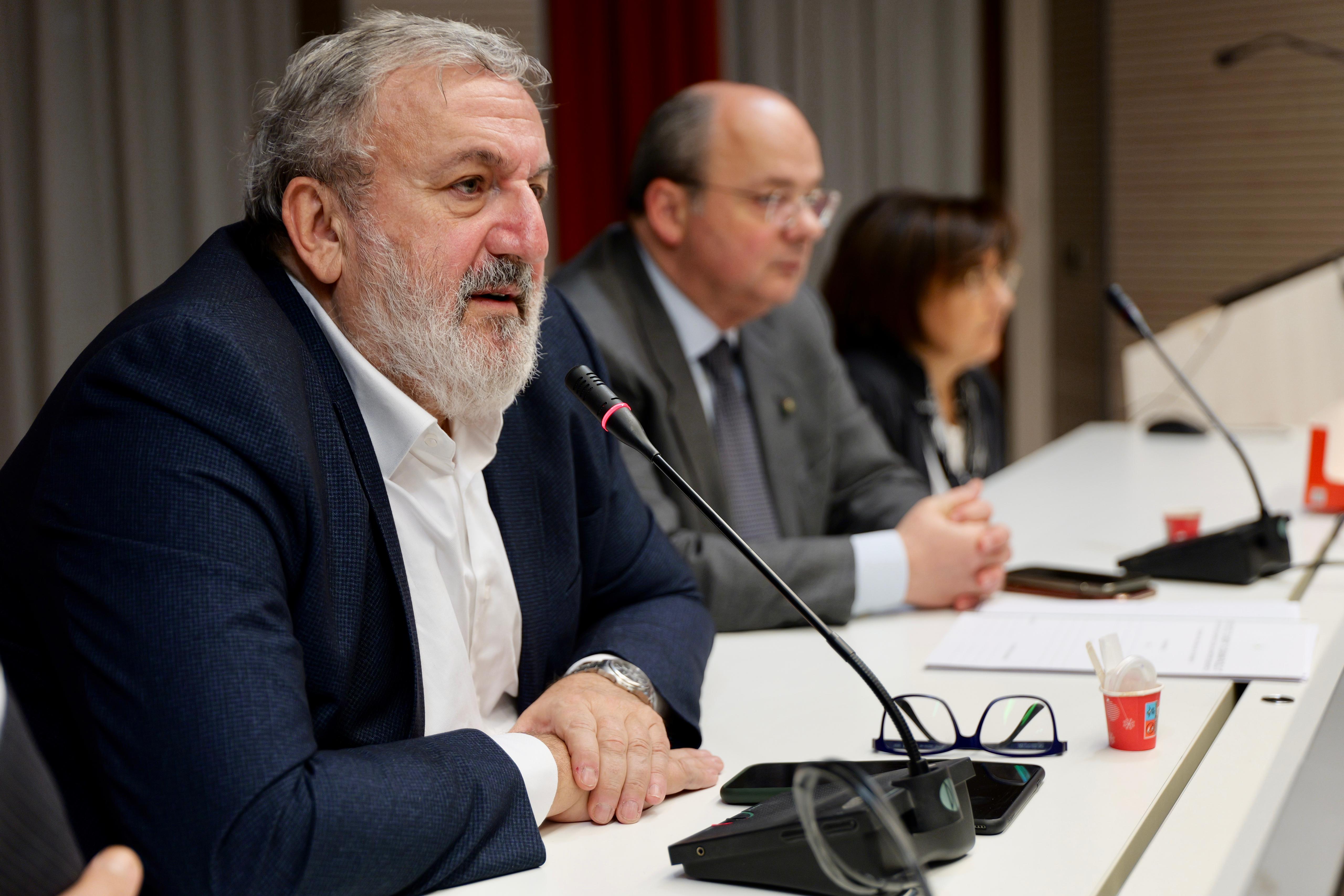 Galleria Il presidente Emiliano alla stabilizzazione di 24 precari dell'Istituto Oncologico di Bari - Diapositiva 3 di 8