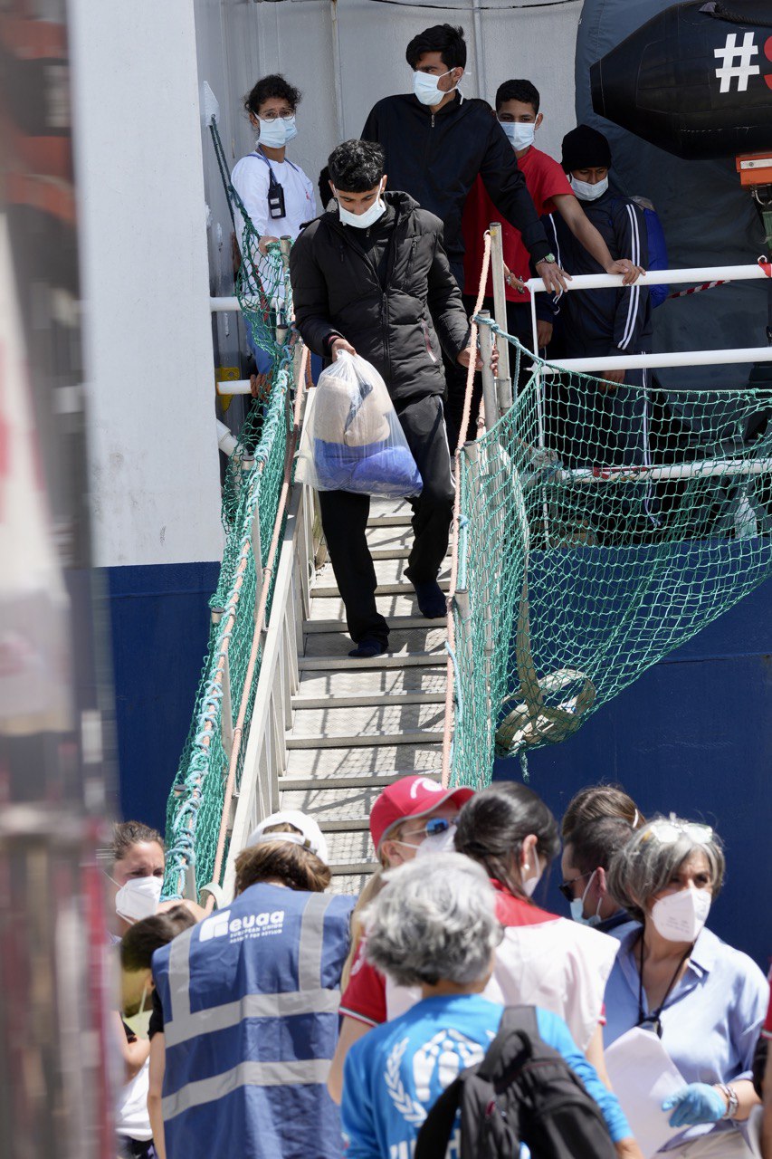 Galleria Attraccata nel terminal crociere di Bari la nave Geo Barents con 600 persone soccorse - Diapositiva 8 di 9