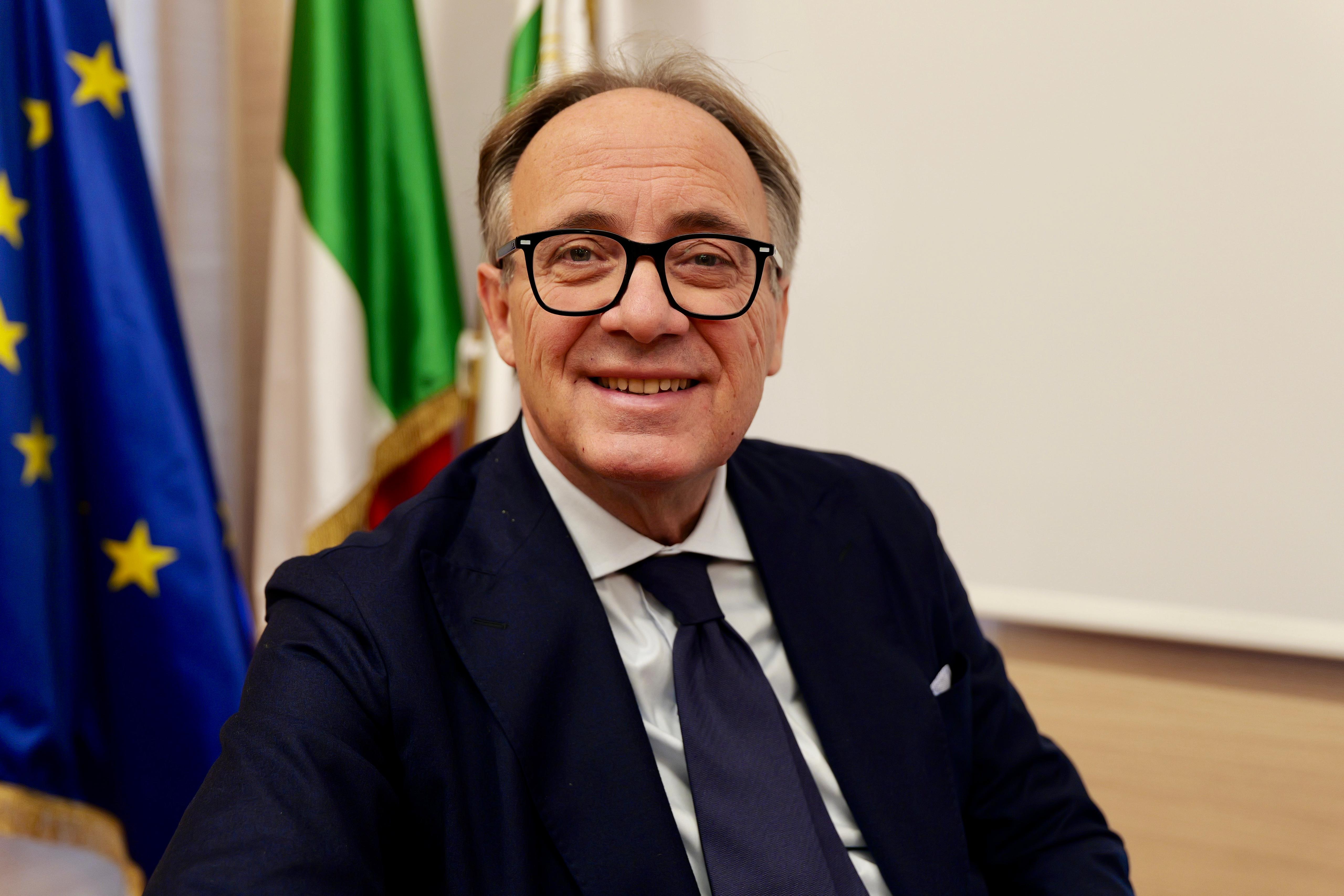 Galleria Presentato il nuovo bando per il Reddito di Dignità.  Il presidente Emiliano: “Puglia in prima linea per la lotta alla povertà. Se il ReD esiste è grazie all'autonomia della Regione nella gestione dei Fondi europei” - Diapositiva 2 di 7