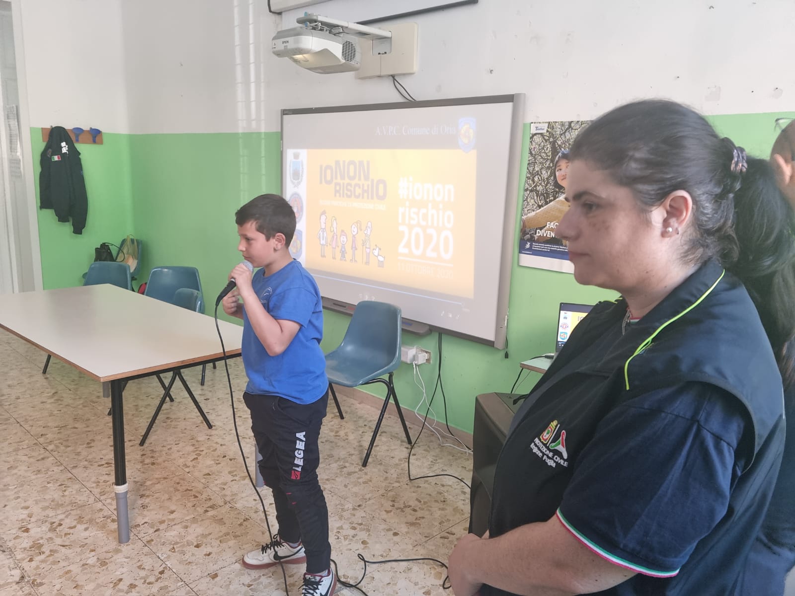 Galleria La Protezione Civile entra nelle scuole: incontro con alunni e docenti dell’istituto comprensivo “Armando Diaz” di Laterza - Diapositiva 3 di 7