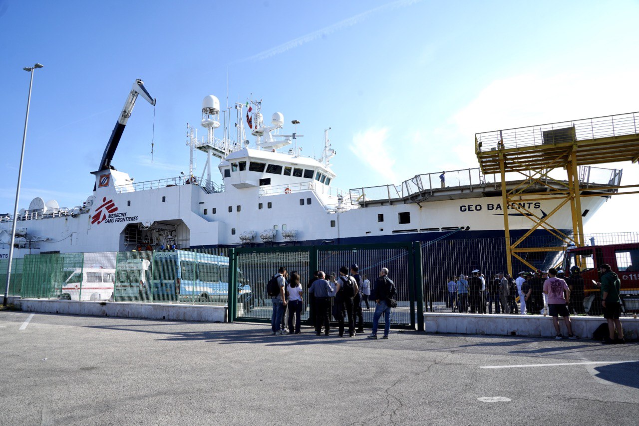 Galleria Attraccata nel terminal crociere di Bari la nave Geo Barents con 600 persone soccorse - Diapositiva 1 di 9