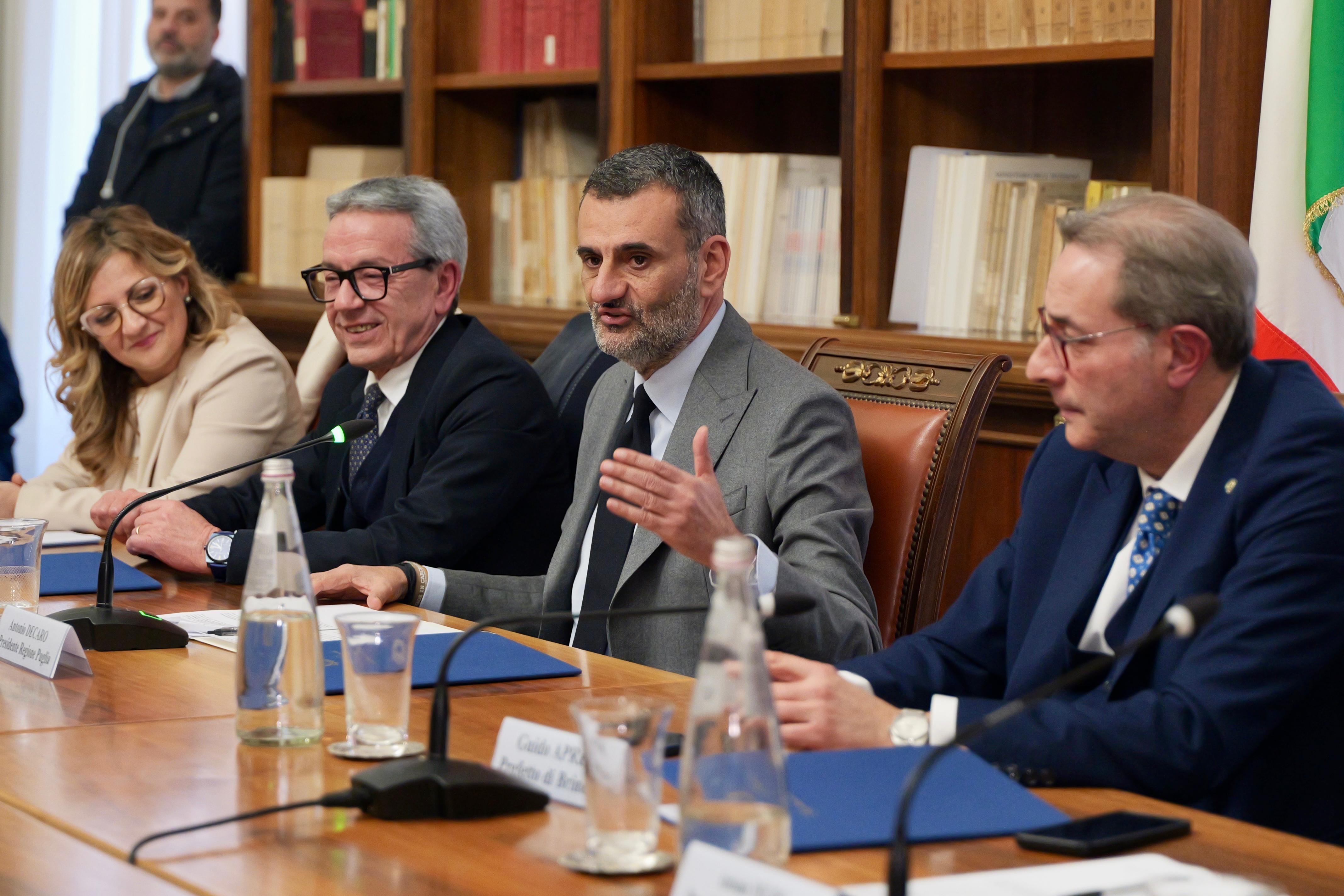 Galleria Contrasto al caporalato, firmato oggi a Brindisi il Protocollo d’intesa tra Regione Puglia, Prefettura e Procura di Brindisi - Diapositiva 1 di 4