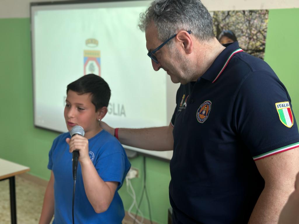 Galleria La Protezione Civile entra nelle scuole: incontro con alunni e docenti dell’istituto comprensivo “Armando Diaz” di Laterza - Diapositiva 5 di 7