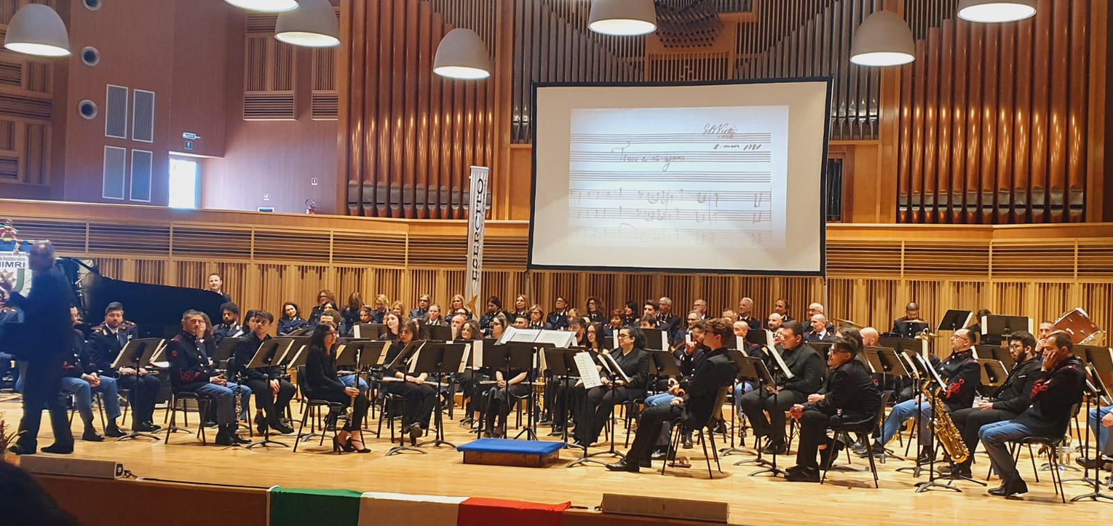 Galleria EMILIANO ALLA MANIFESTAZIONE “L’ITALIA S’È DESTA” ALL’AUDITORIUM DI BARI PER  IL 162° ANNIVERSARIO DELL’UNITÀ D’ITALIA. - Diapositiva 3 di 3