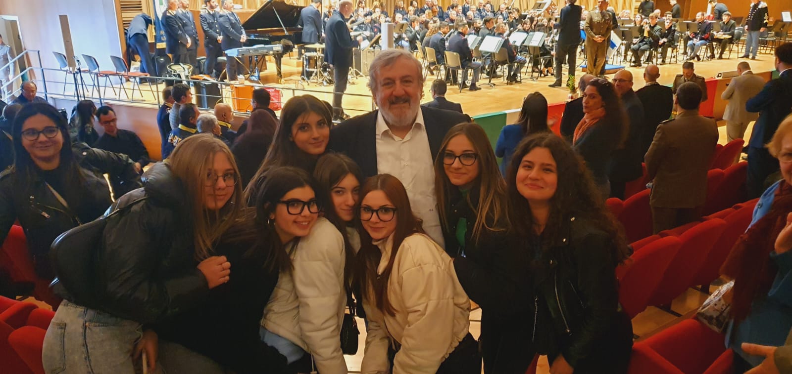 Galleria EMILIANO ALLA MANIFESTAZIONE “L’ITALIA S’È DESTA” ALL’AUDITORIUM DI BARI PER  IL 162° ANNIVERSARIO DELL’UNITÀ D’ITALIA. - Diapositiva 2 di 3