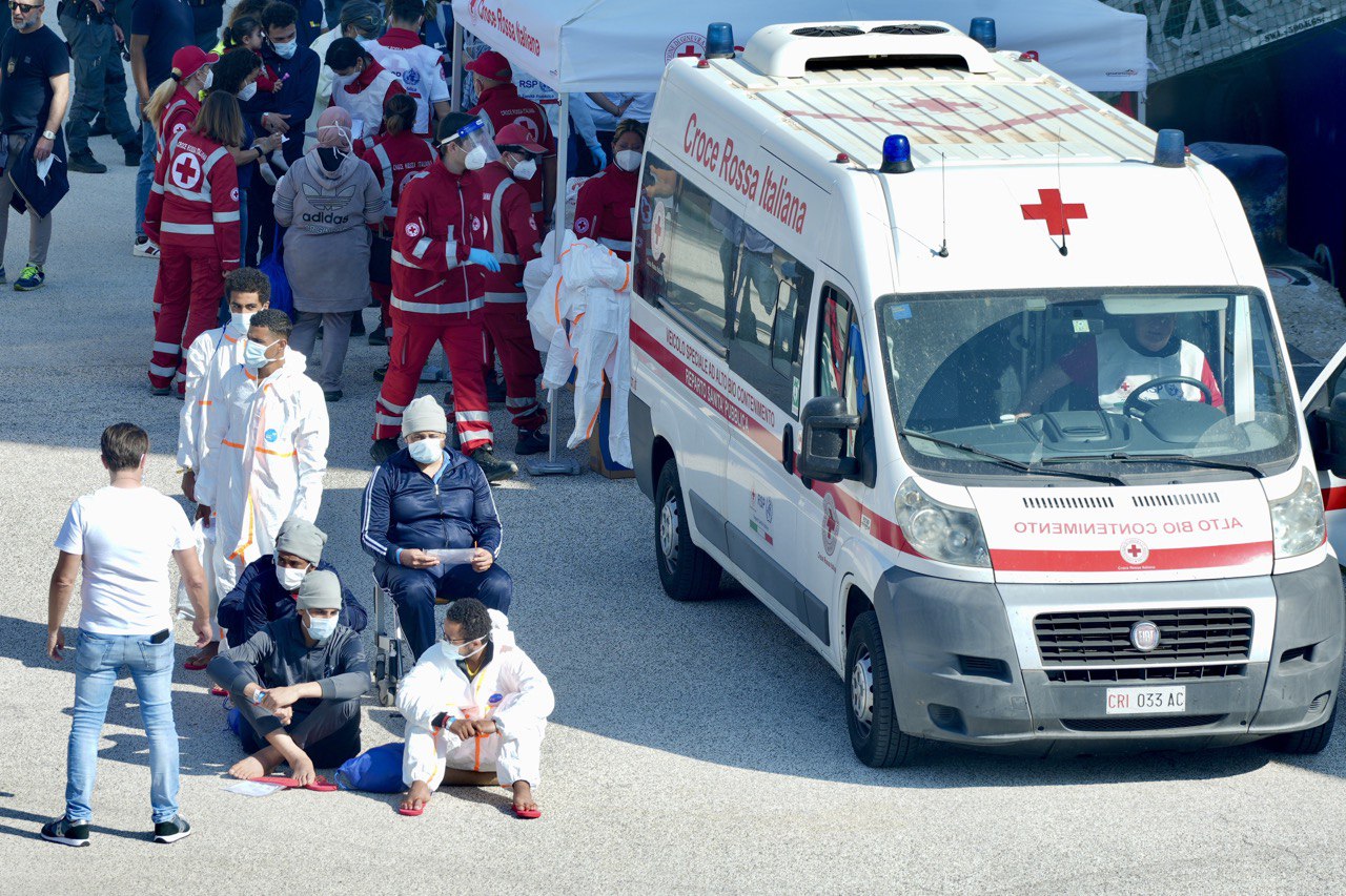 Galleria Attraccata nel terminal crociere di Bari la nave Geo Barents con 600 persone soccorse - Diapositiva 2 di 9