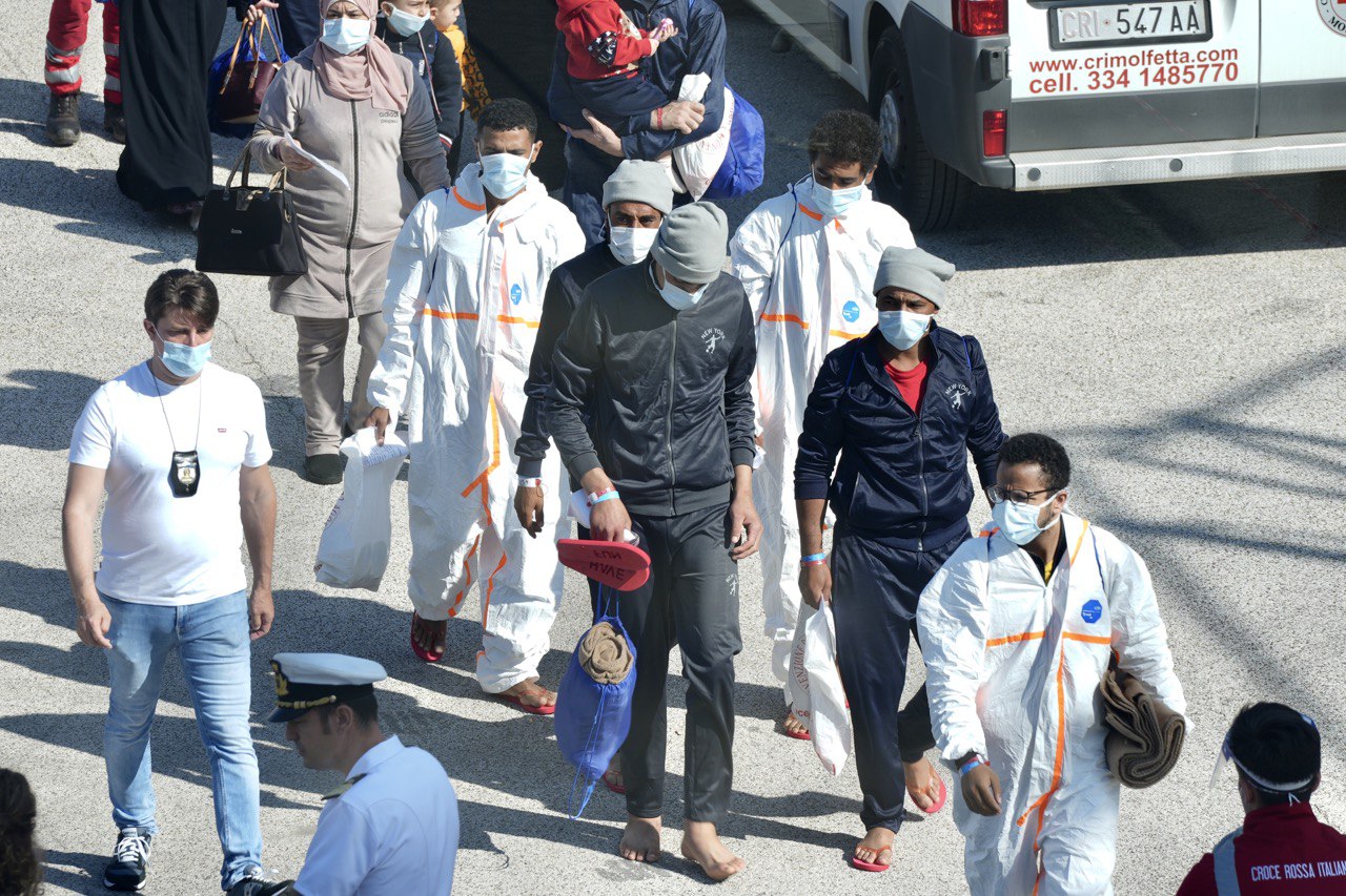 Galleria Attraccata nel terminal crociere di Bari la nave Geo Barents con 600 persone soccorse - Diapositiva 3 di 9