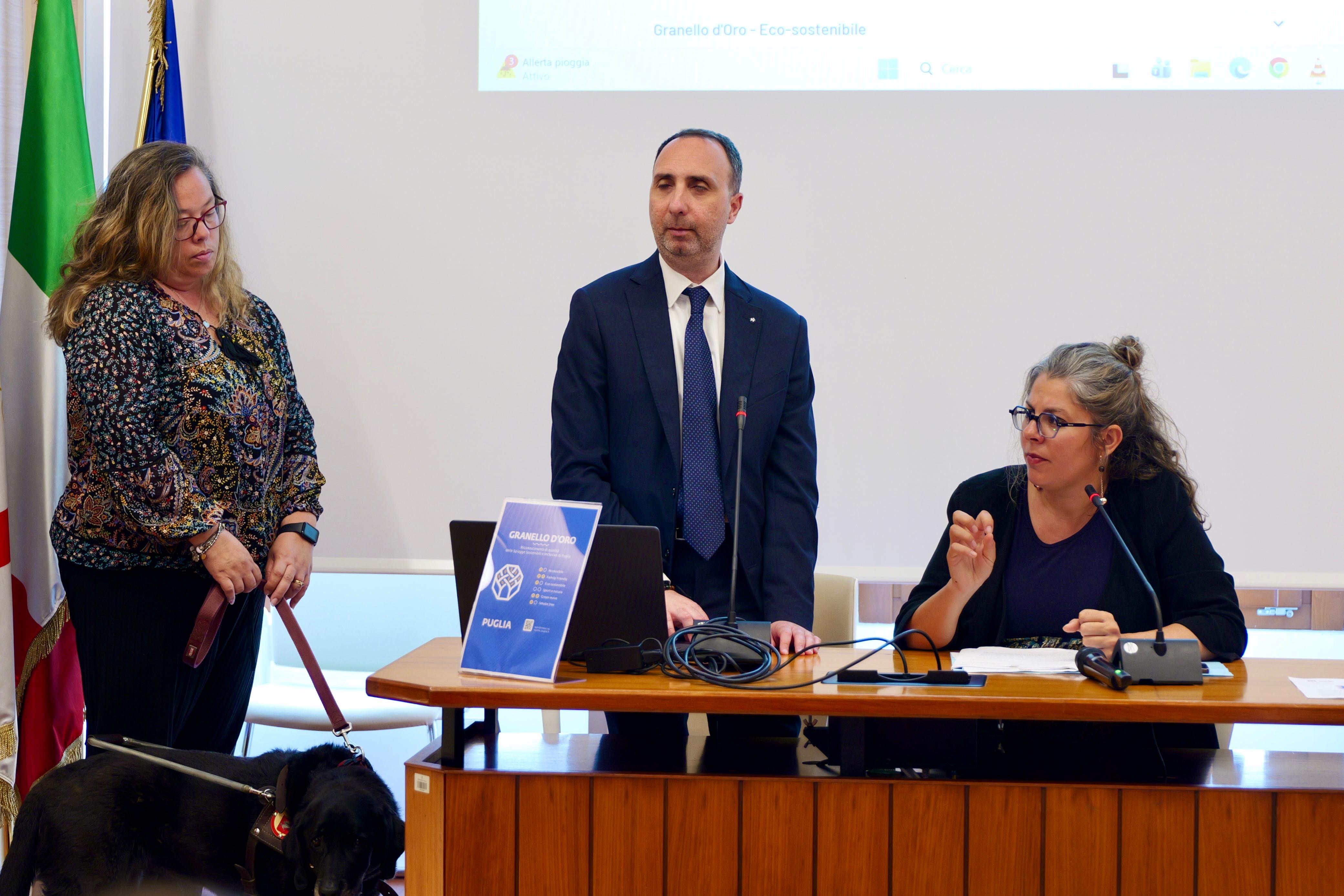 Galleria “Mare Democratico”, Regione Puglia avvia manifestazione per il nuovo riconoscimento “Granello d’Oro” dedicato alle spiagge sostenibili e inclusive - Diapositiva 4 di 6