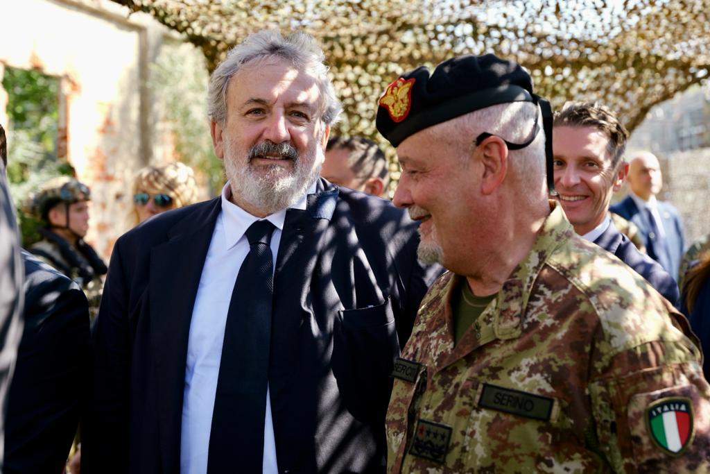 Galleria Michele Emiliano all’esercitazione militare “Leone Alato 23” a Cagnano Varano alla presenza del Presidente della Repubblica Mattarella e del ministro Crosetto - Diapositiva 18 di 22