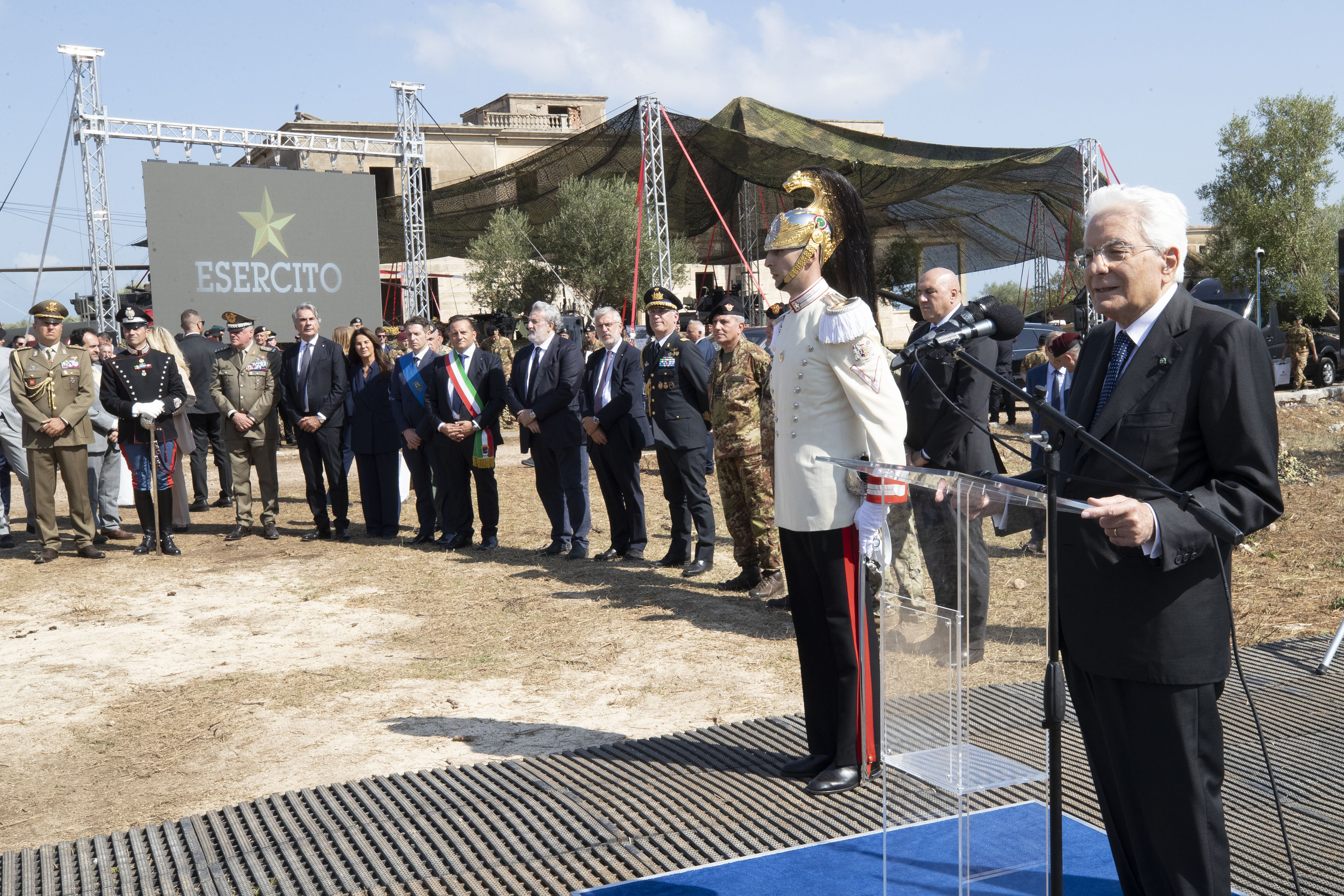 Galleria Michele Emiliano all’esercitazione militare “Leone Alato 23” a Cagnano Varano alla presenza del Presidente della Repubblica Mattarella e del ministro Crosetto - Diapositiva 1 di 22