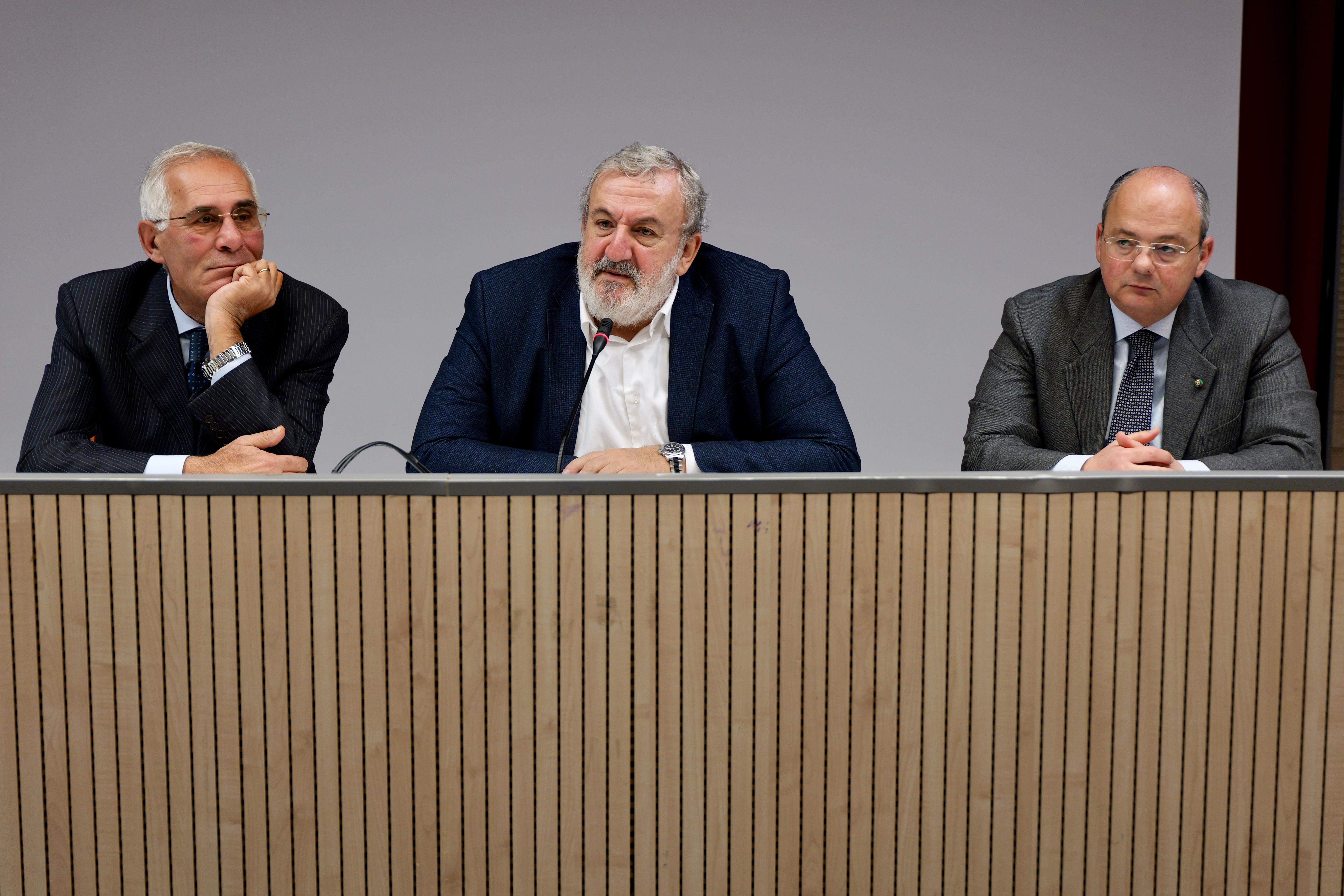 Galleria Il presidente Emiliano alla stabilizzazione di 24 precari dell'Istituto Oncologico di Bari - Diapositiva 2 di 8