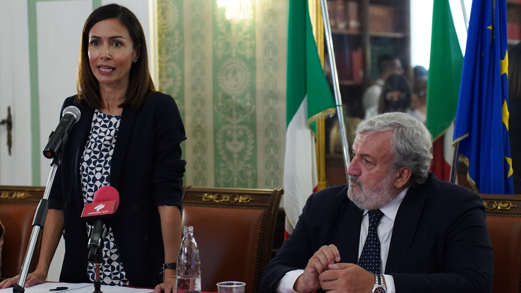 Galleria Emiliano alla firma del CIS Brindisi-Lecce insieme alla ministra Carfagna: “Somme importanti, la Puglia saprà correre” - Diapositiva 8 di 14